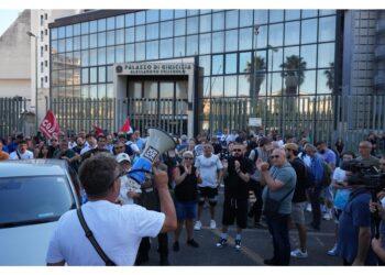 Circa 150 in attesa dell'esito del processo ai due arrestati