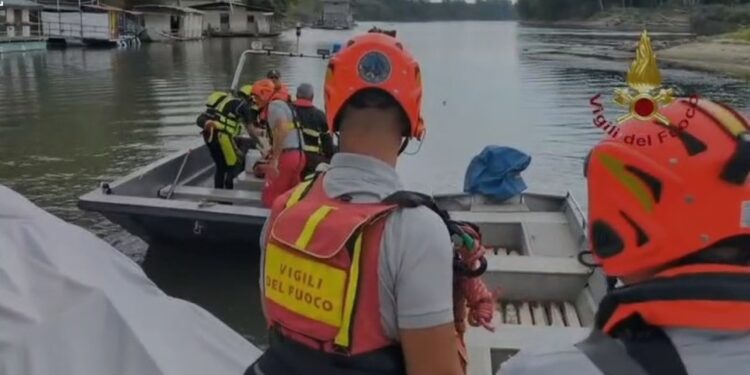 Vigili del fuoco in azione nel Pavese vicino a Ponte della Becca