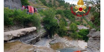 Amici lo soccorrono subito