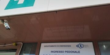 Colpita due volte superficialmente. Voleva raggiungere la figlia