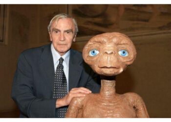 Il 'papà' di ET riceve l'onorificenza a cent'anni dalla nascita