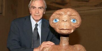 Il 'papà' di ET riceve l'onorificenza a cent'anni dalla nascita