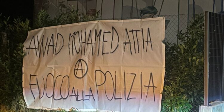 Inneggia a egiziano che bruciò auto Polizia