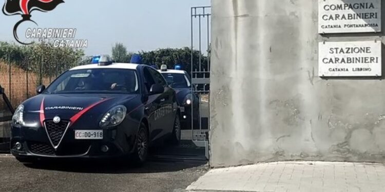 A Catania hanno legato vittima picchiandola e rasandola