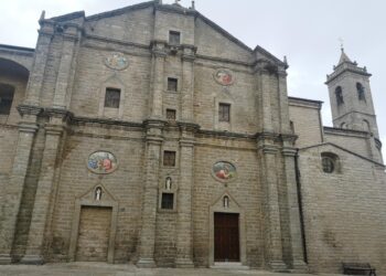 Funerale a Tempio Pausania con gruppo folk e palloncini bianchi