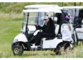 Il caddy gli sposta la palla