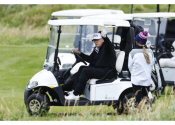 Il caddy gli sposta la palla