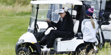 Il caddy gli sposta la palla