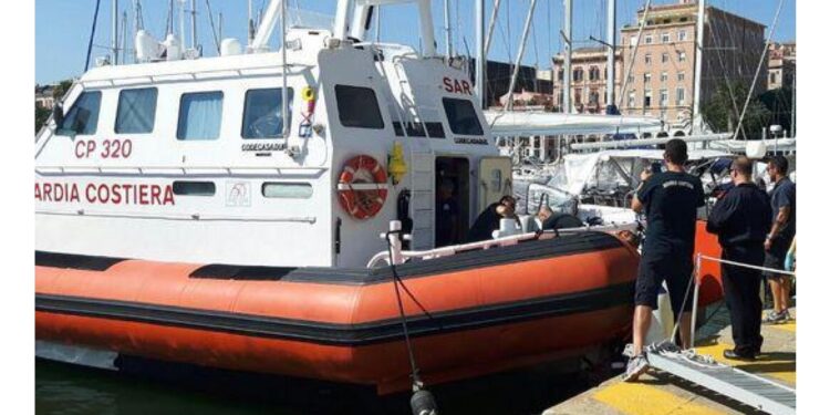 Avvistato davanti alla affollata spiaggia del Poetto