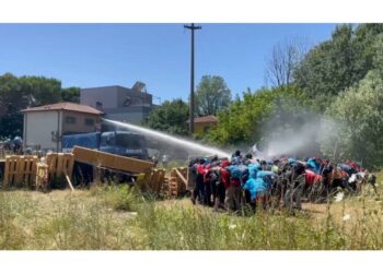 Portati in Questura attivisti che si erano incatenati