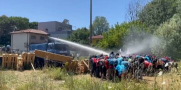 Portati in Questura attivisti che si erano incatenati