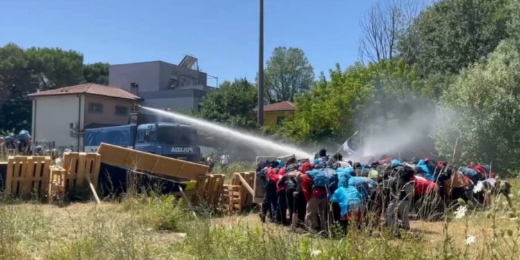 Portati in Questura attivisti che si erano incatenati