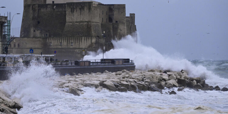 Sospesi i collegamenti veloci dal Beverello con Ischia e Procida
