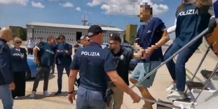 Resta in silenzio nell'interrogatorio di garanzia