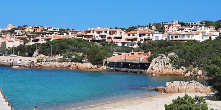 L'imbarcazione è ormeggiata in Costa Smeralda
