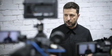 "Ci sono persone sotto le macerie. Terroristi russi"