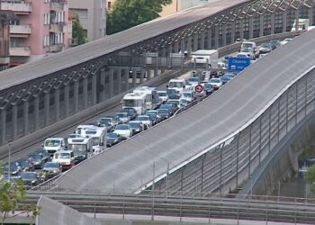 Colonna in autostrada in Svizzera verso il confine con l'Italia