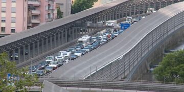 Colonna in autostrada in Svizzera verso il confine con l'Italia