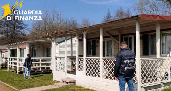 Centinaia di casette abusive in una struttura ricettiva nel Comasco: l’operazione della guardia di finanza