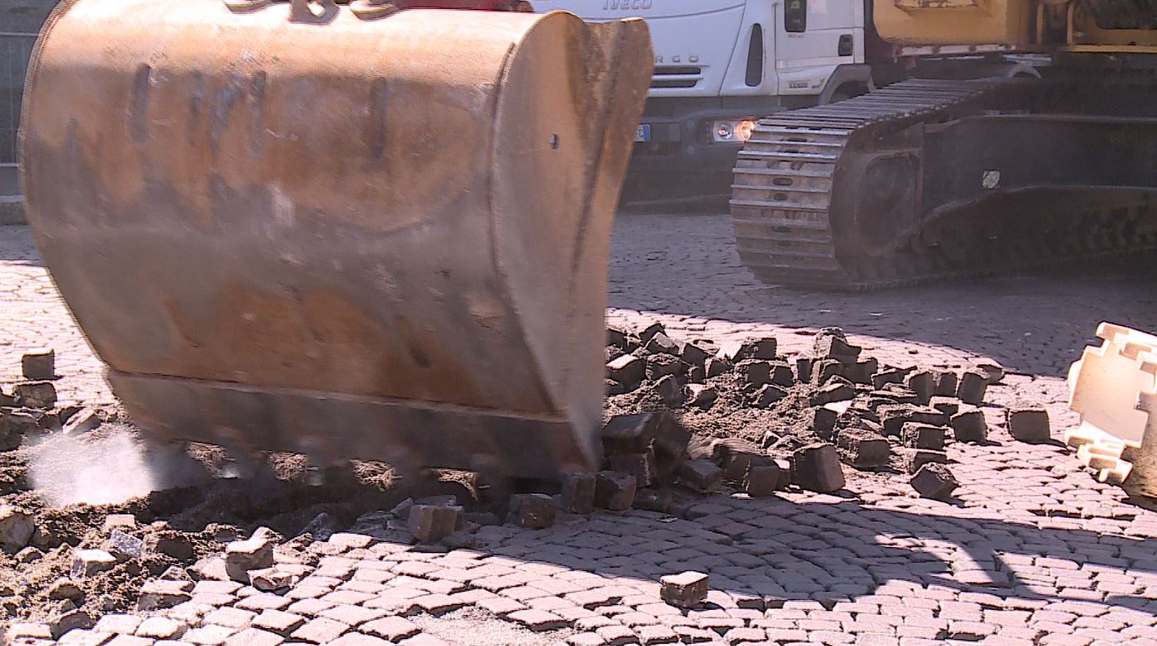 Como, avviato il cantiere in via Milano: iniziata la rimozione del porfido davanti alla chiesa di San Bartolomeo