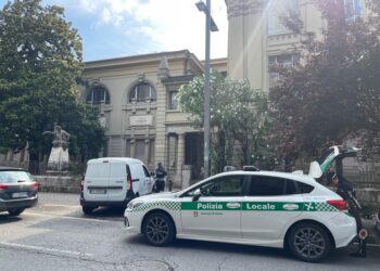 Polizia Locale e funzionari di Como davanti al Carducci