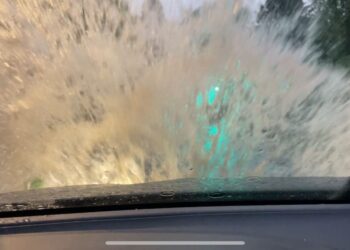 Maltempo nel Comasco, strada allagata a Montorfano