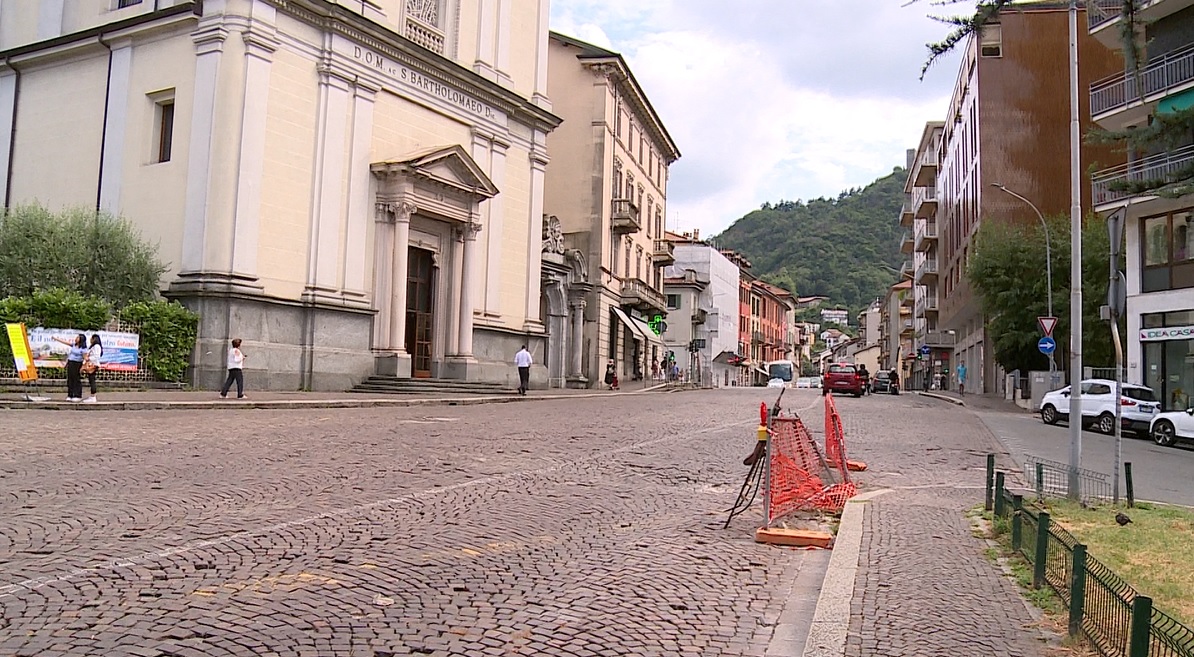 Como, da lunedì al via i lavori in via Milano. Addio al porfido arriva l’asfalto, rischio viabilità in tilt