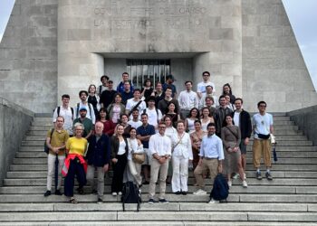 Gli studenti della Lake Como Summer School di fronte al Monumento ai Caduti