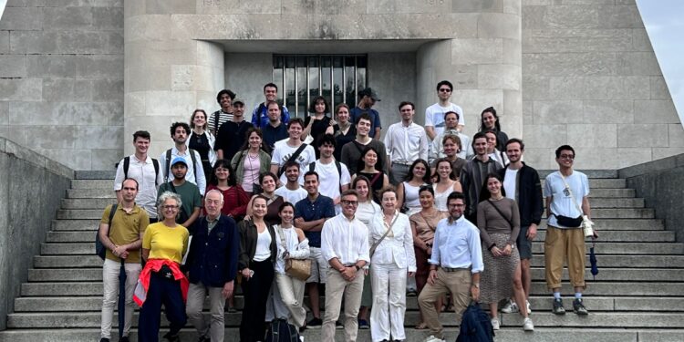 Gli studenti della Lake Como Summer School di fronte al Monumento ai Caduti