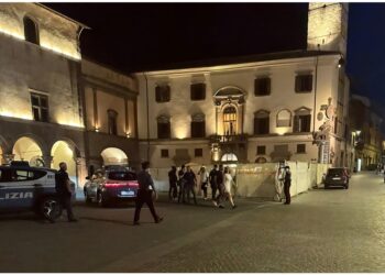 Dopo aver devastato il locale hanno continuato nella via accanto