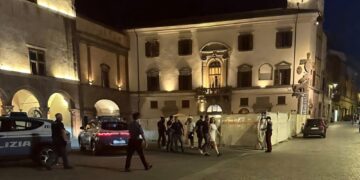 Dopo aver devastato il locale hanno continuato nella via accanto