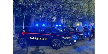 L'uomo si è lanciato dall'abitazione