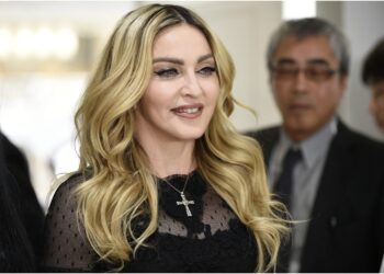 La popstar su X: 'Prima che sia troppo tardi'