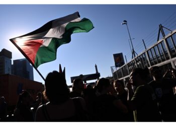 Portuali genovesi in san Benigno protestano con falò di pancali