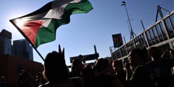 Portuali genovesi in san Benigno protestano con falò di pancali