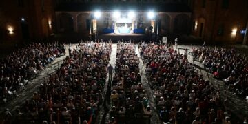 605 voti a favore