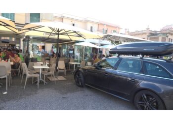 Conducente ha tentato di fermarla col freno a mano