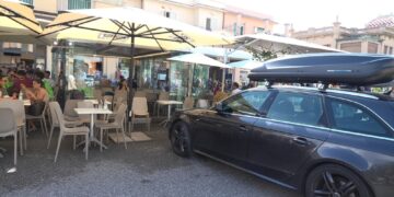 Conducente ha tentato di fermarla col freno a mano