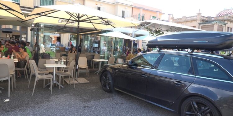 Conducente ha tentato di fermarla col freno a mano
