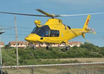 Il fratellino ha aperto portiera e sganciato cintura seggiolino