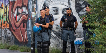 Meloni: 'niente zone franche'. L'ira di Sala: 'non informato'
