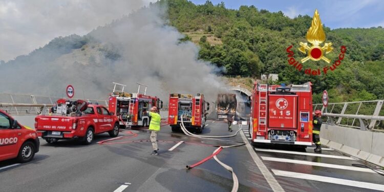 Code in A26 e A10 nella giornata di bollino rosso per il caldo