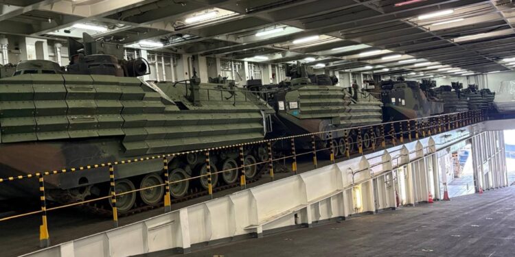 Lavoratori portuali: "A bordo già esplosivi e mezzi militari"