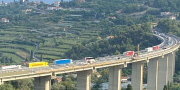 Un incidente in A12 e un'auto in avaria in A26