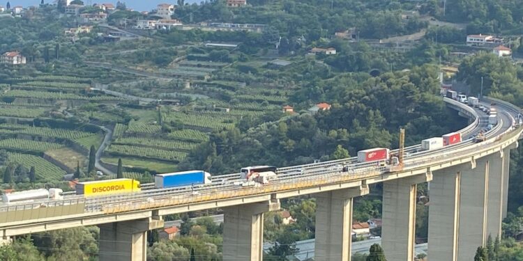 Un incidente in A12 e un'auto in avaria in A26