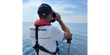 Sarebbero giovani. I bagnanti non li hanno visti riemergere
