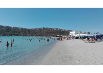 Nel parcheggio vicino a un chiosco del Poetto di Cagliari