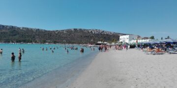 Nel parcheggio vicino a un chiosco del Poetto di Cagliari
