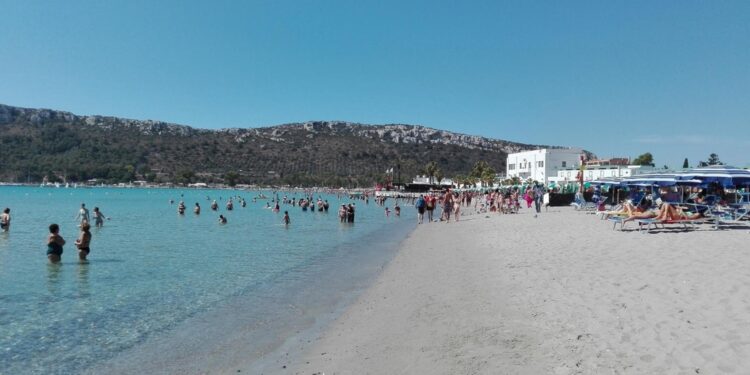 Nel parcheggio vicino a un chiosco del Poetto di Cagliari