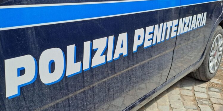Si è arrampicato su un muro di cinta alto quattro metri